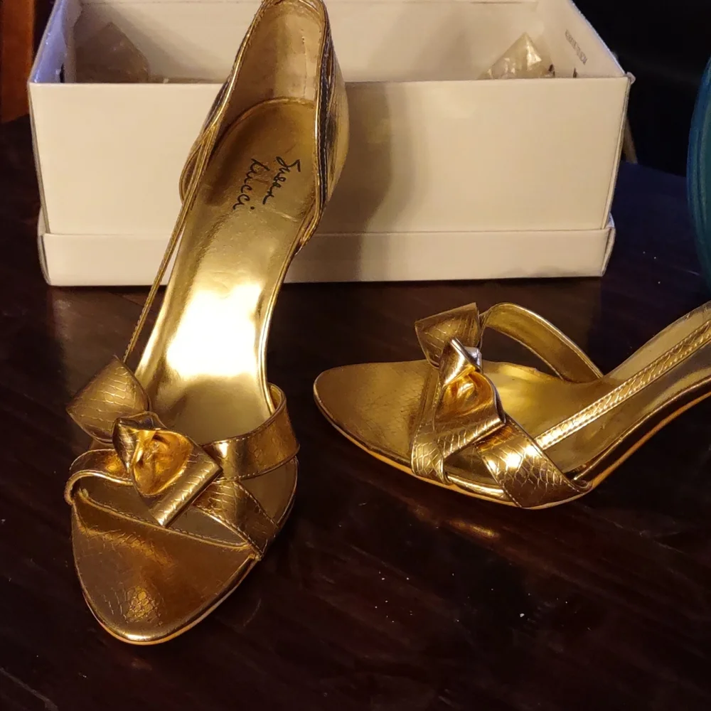 Shoe's - Picture 2 of 3